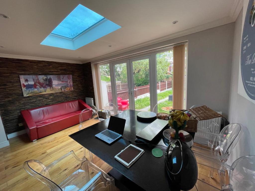 Family Home With Easy Commute To London! Кройдон Екстериор снимка