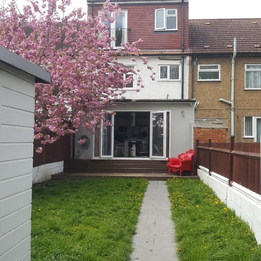 Family Home With Easy Commute To London! Кройдон Екстериор снимка