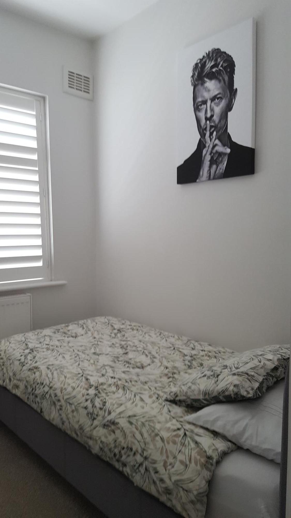 Family Home With Easy Commute To London! Кройдон Екстериор снимка